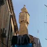 Baciato dalla luce del sole, che accentua la tonalit� calda della pietra, si mostra nella sua particolare eleganza, che contrasta con la linearit� degli edifici circostanti